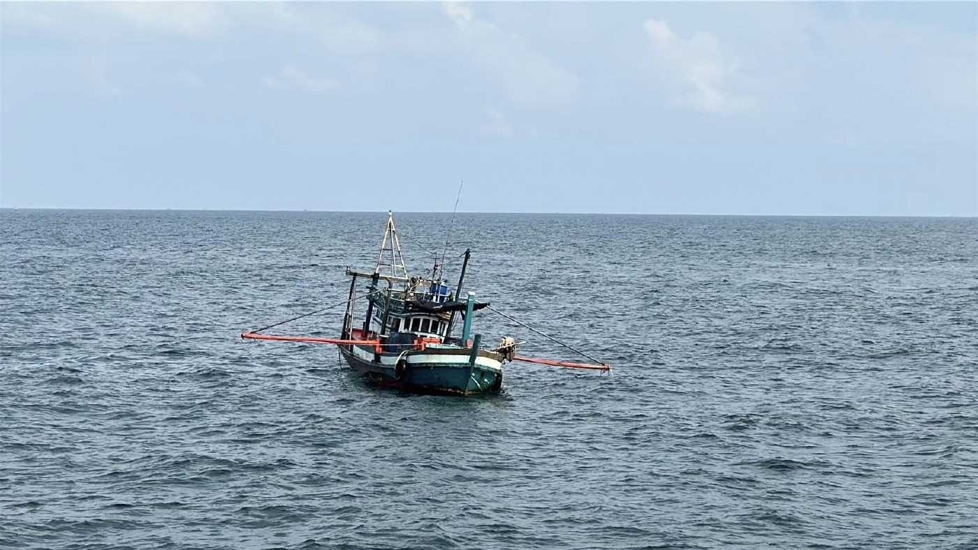 โต้กัมพูชา! ทร.จับ "เรือประมงกัมพูชา" รุกน่านน้ำไทย ห่างจากเส้นเขตแดน 2 ไมล์ทะเล (มีคลิป)