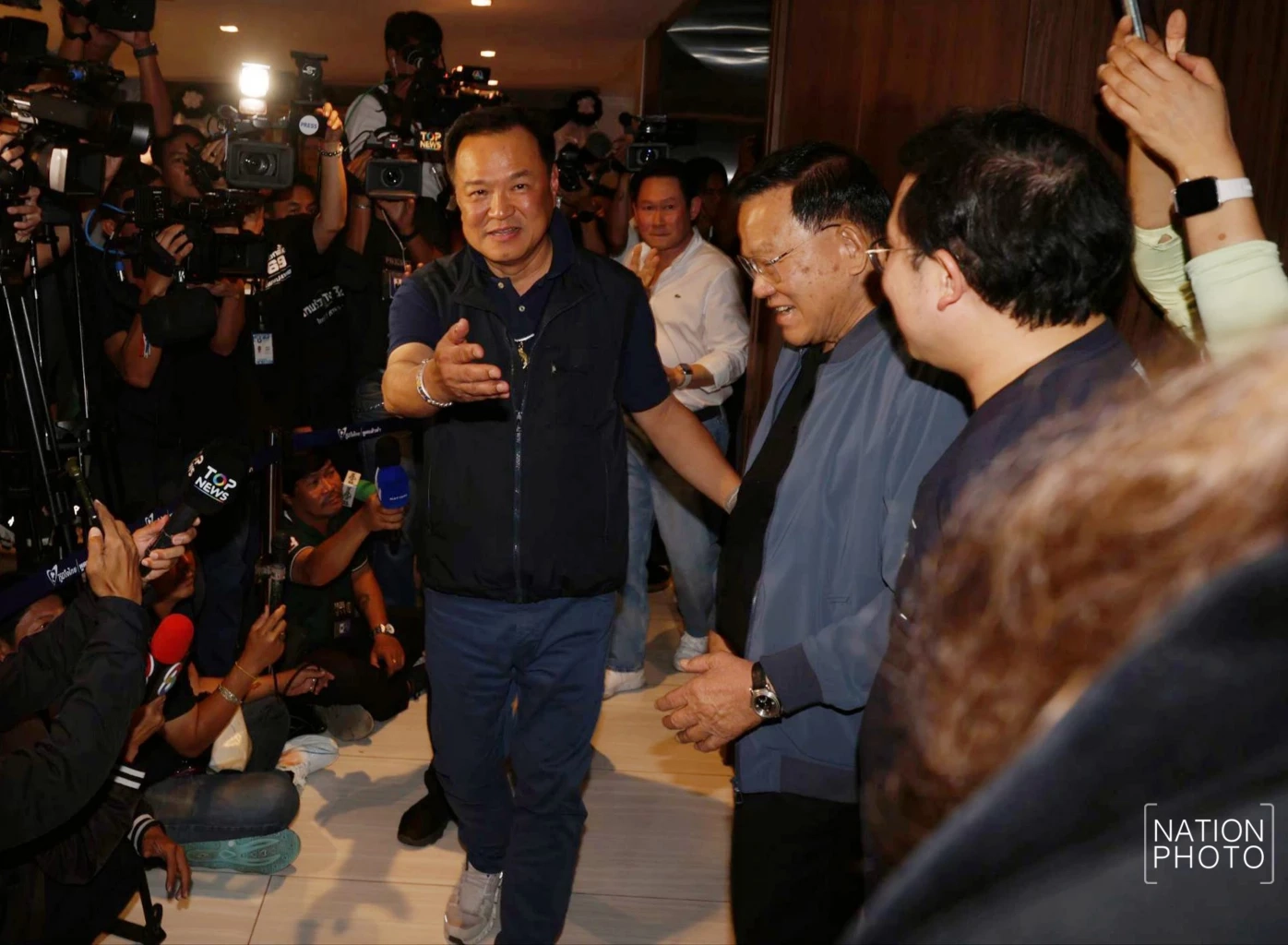 เปิดคลิป! "อนุทิน" โผกอด "ภรรยา" ยกมือไหว้ท่วมหัว ขอบคุณประชาชน ลุ้นคะแนนทะลุ 200 ที่นั่ง จับตาแถลงท่าที