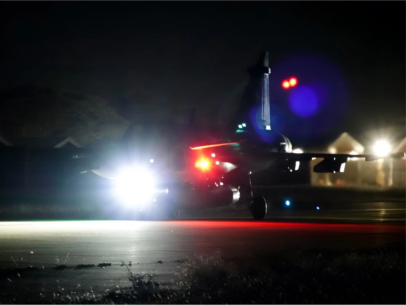 โชว์เขี้ยวเล็บ! "ทัพฟ้า" ปล่อยภาพฝึกบิน "ทิ้งไข่" ช่วงกลางคืน-ลาดตระเวนชายแดน