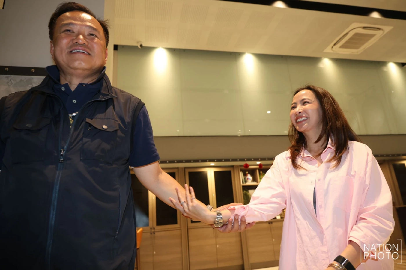 เปิดคลิป! "อนุทิน" โผกอด "ภรรยา" ยกมือไหว้ท่วมหัว ขอบคุณประชาชน ลุ้นคะแนนทะลุ 200 ที่นั่ง จับตาแถลงท่าที