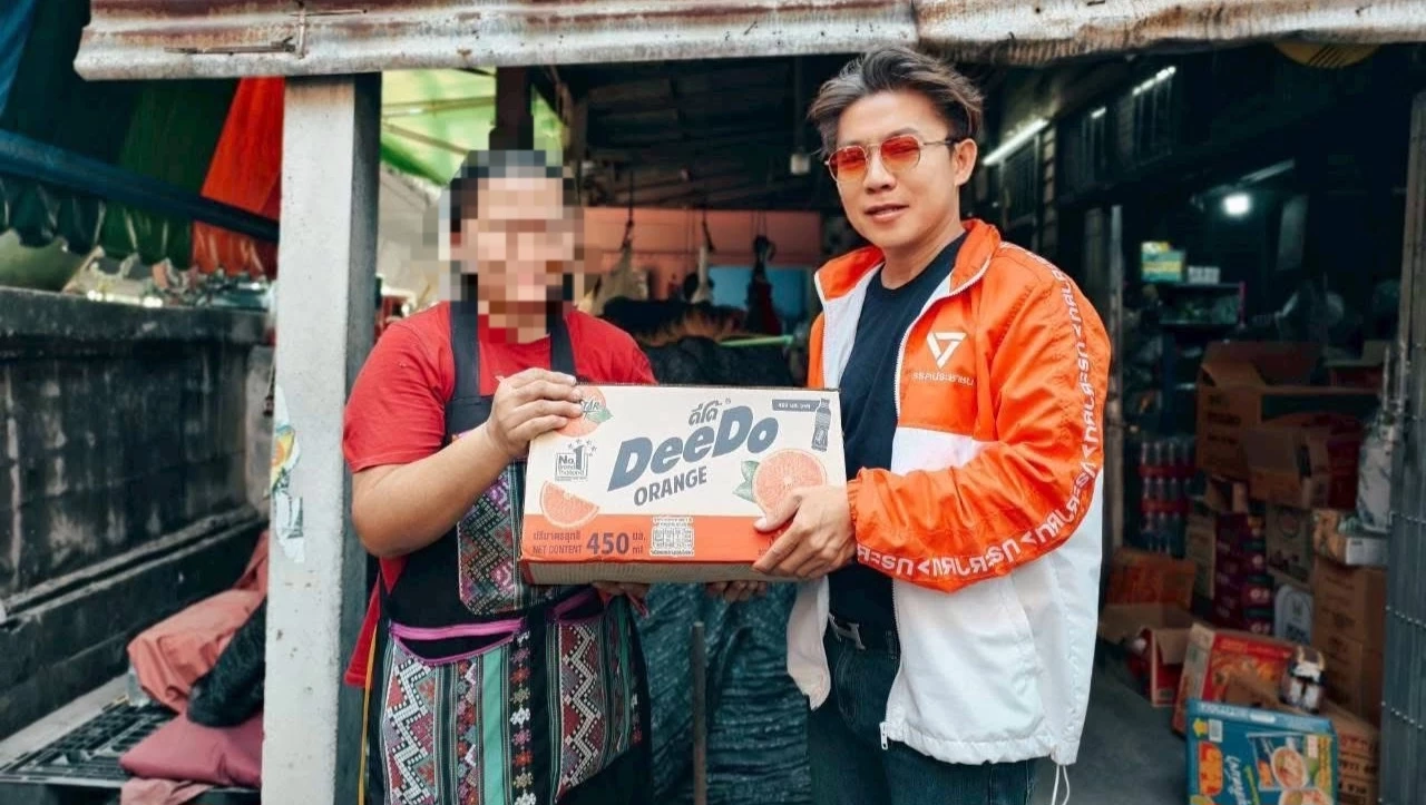 "ประสิทธิ์" ส่องานเข้า! แจกเสื้อ-น้ำส้มขอบคุณ ปชช.เขตเลือกตั้ง