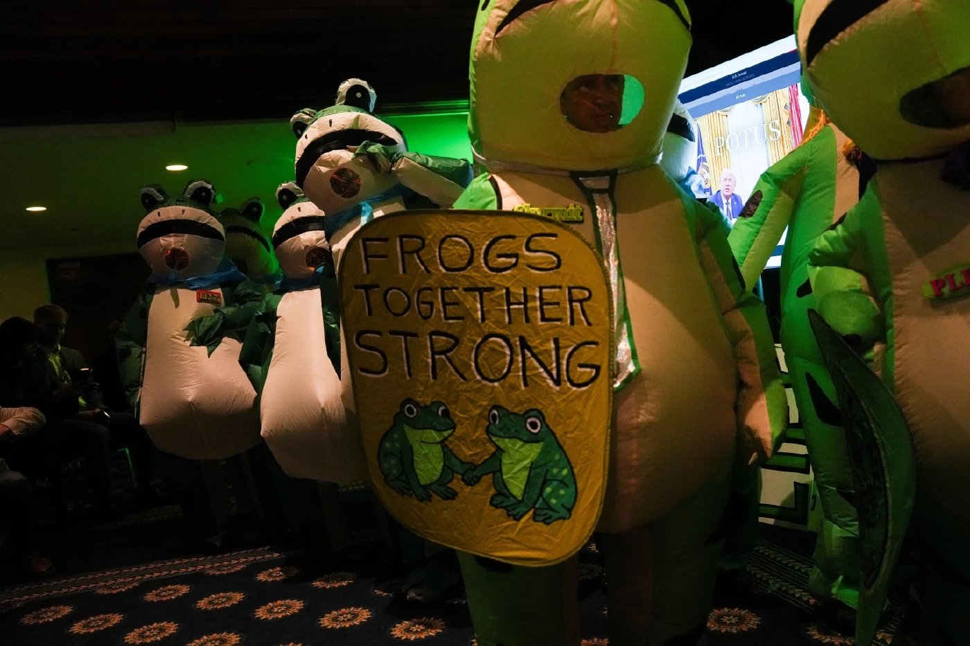 ผู้ประท้วงแต่งตัวเป็นกบ ต้าน "ทรัมป์" แถลงผลงานประจำปี