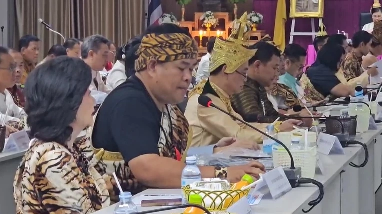 ผู้ว่าฯร้อยเอ็ด แต่งชุด “มหาเวสสันดร” ประชุมเตรียมงานบุญผะเหวด