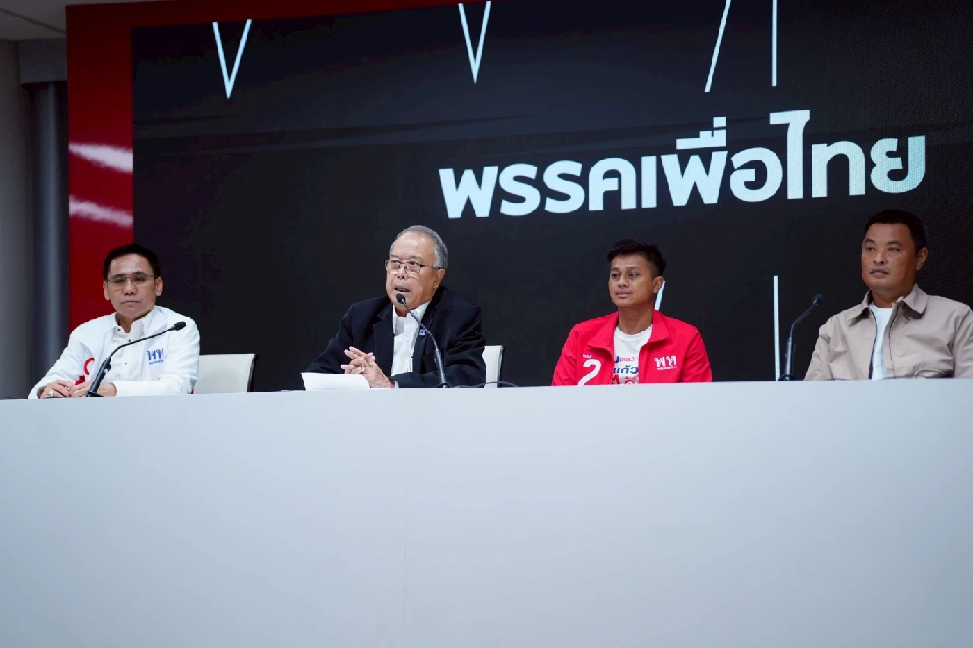 "เพื่อไทย" ตั้งโต๊ะแจงปม "คลิปเสียงนักการเมือง" อดีต สจ.ยัน อัดคลิปเองเป็นเสียงนักการเมืองจริง รับห่วงความปลอดภัย