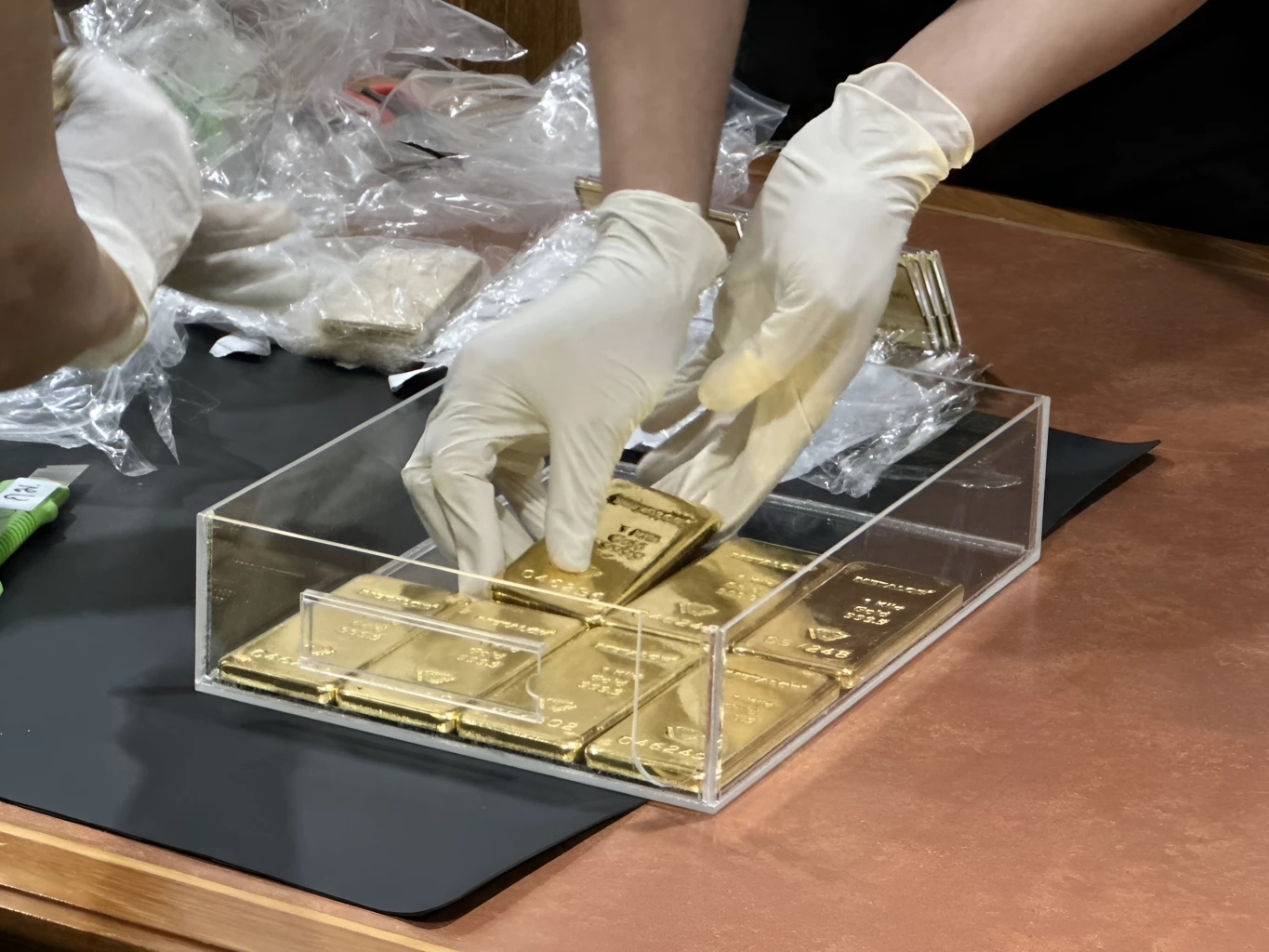 ป.ป.ช. ส่งมอบ "ทองคำแท่ง" 1.5 พันล้าน คดี "อดีตอธิบดีกรมสรรพากร" ร่ำรวยผิดปกติให้ ตกเป็นของแผ่นดิน (มีคลิป)