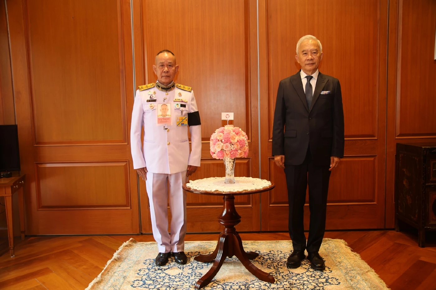 ทูลกระหม่อมอุบลรัตนฯ พระราชทานแจกันดอกไม้ เนื่องในวันเกิด "สุวัจน์ ลิปตพัลลภ"