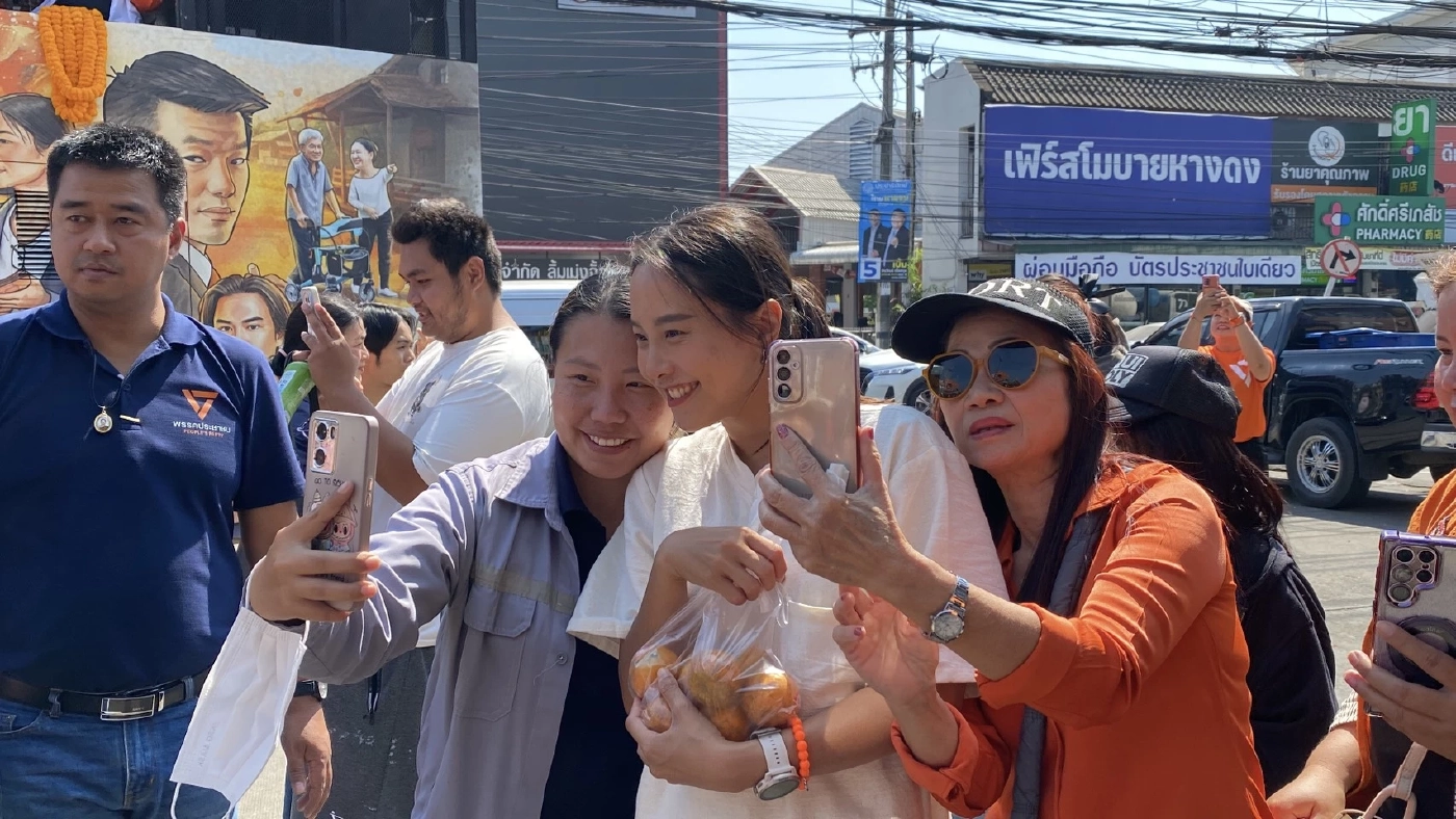 เปิดคลิป! คาราวาน "พรรคประชาชน" ถึงเชียงใหม่ "ไอซ์ รัชนก" อ้อนขอคะแนน "ชาวหางดง" พร้อมดัน "ตี๋ ภัทรพงษ์" เข้าสภา