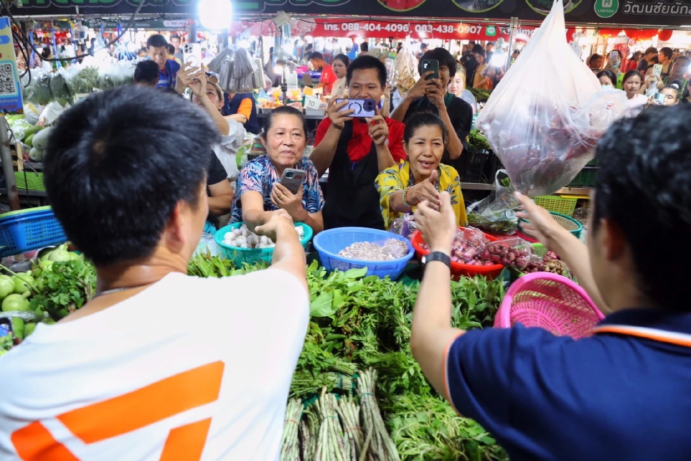 ด้อมส้มรุ่นเล็กน้ำตาแตก ขอ “เท้ง” ยืนหยัดสู้เพื่ออนาคตของพวกหนู