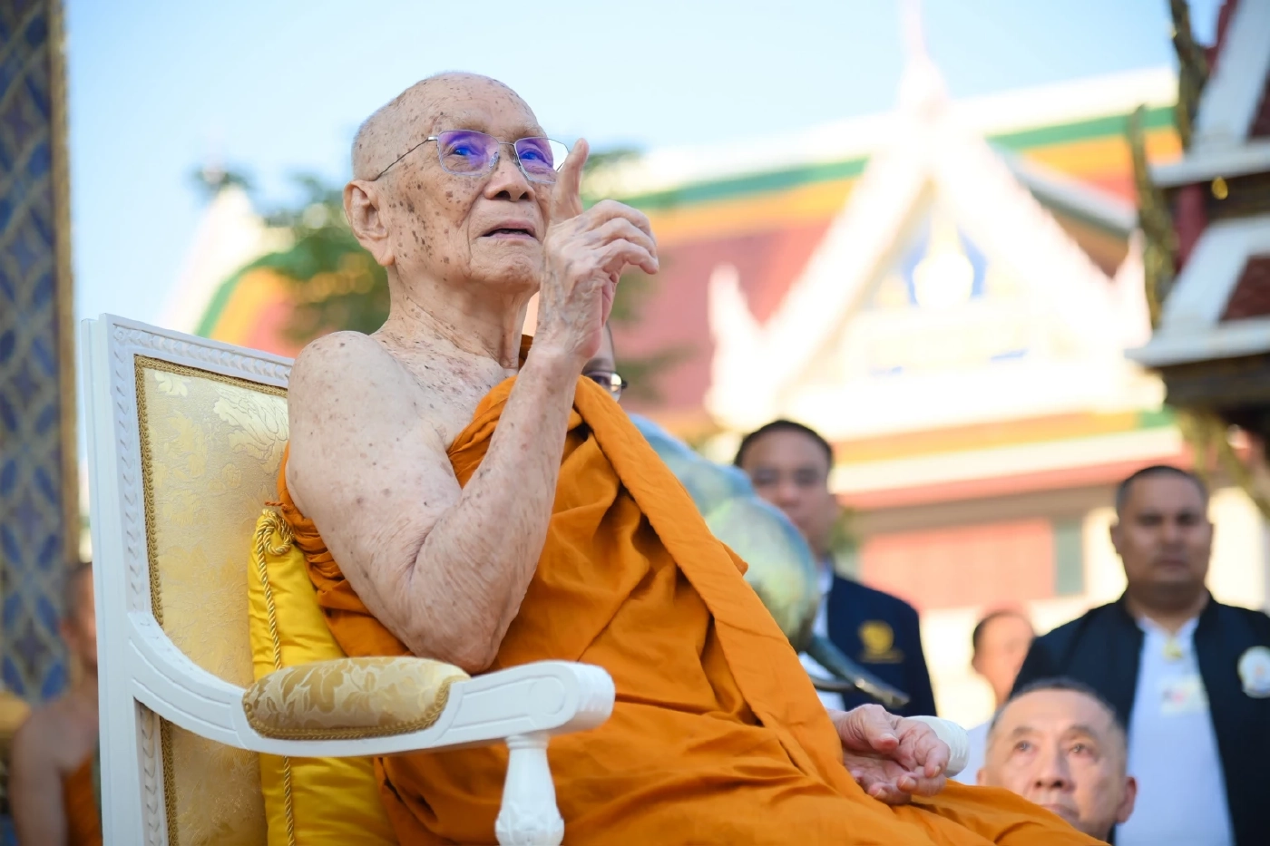 "นายกฯ" เข้าเฝ้า "สมเด็จพระสังฆราช" ขณะชาวบ้านให้ลูกประคำคล้องคอ บอกยังมีเวลาตัดสินใจเลือกใครร่วมรัฐบาล