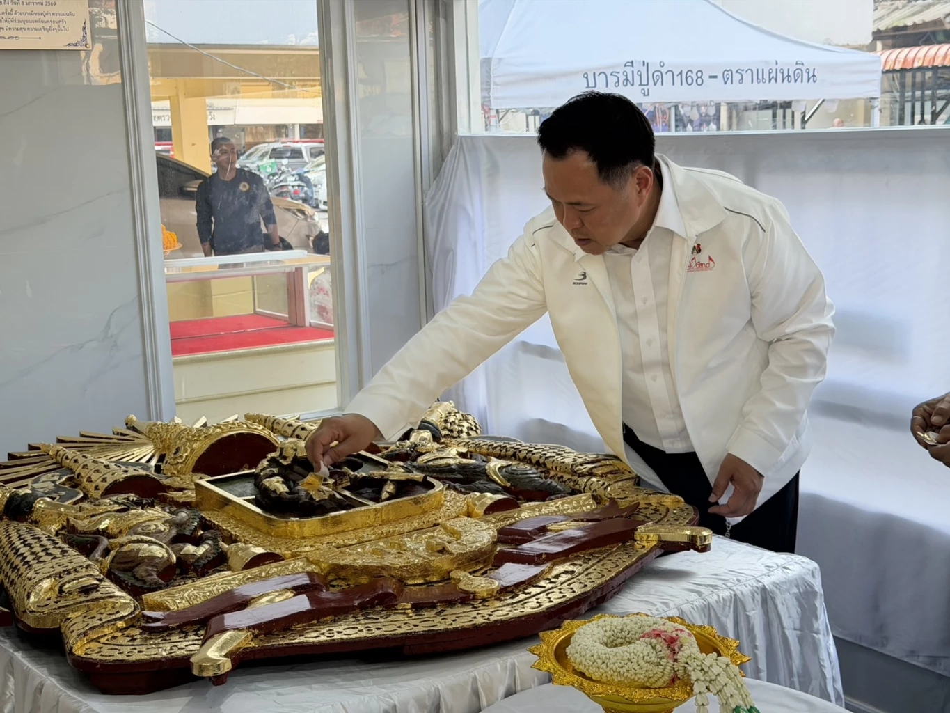 "อนุทิน” สักการะ “ตราแผ่นดิน – หลวงปู่ดำ” เสริมพลัง ก่อนตั้งรัฐบาล