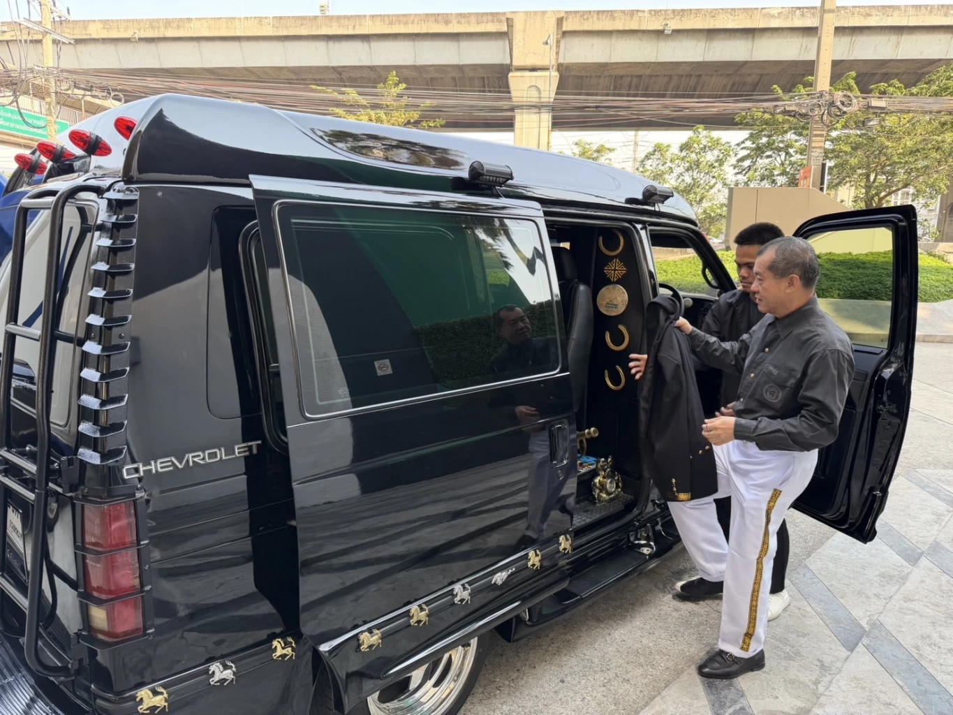 สีสันการเมือง! ยลโฉมรถ "พล.อ.รังษี" มีสัญลักษณ์ "แบทแมน" อยากเป็นยอดมนุษย์ (มีคลิป)