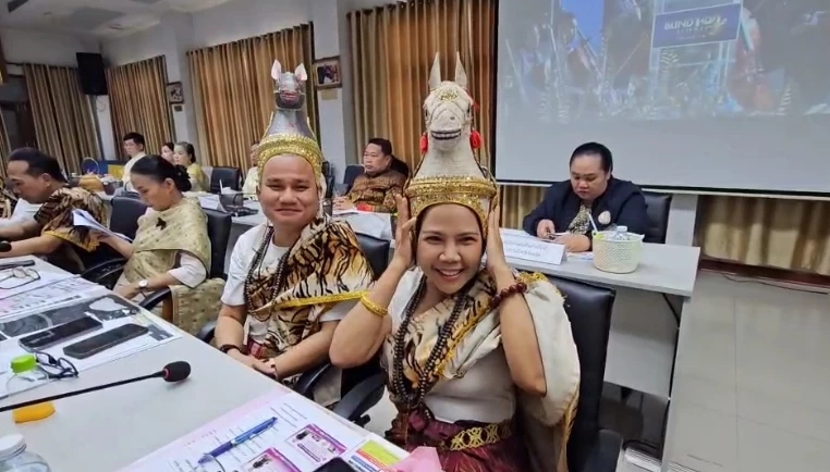 ผู้ว่าฯร้อยเอ็ด แต่งชุด “มหาเวสสันดร” ประชุมเตรียมงานบุญผะเหวด