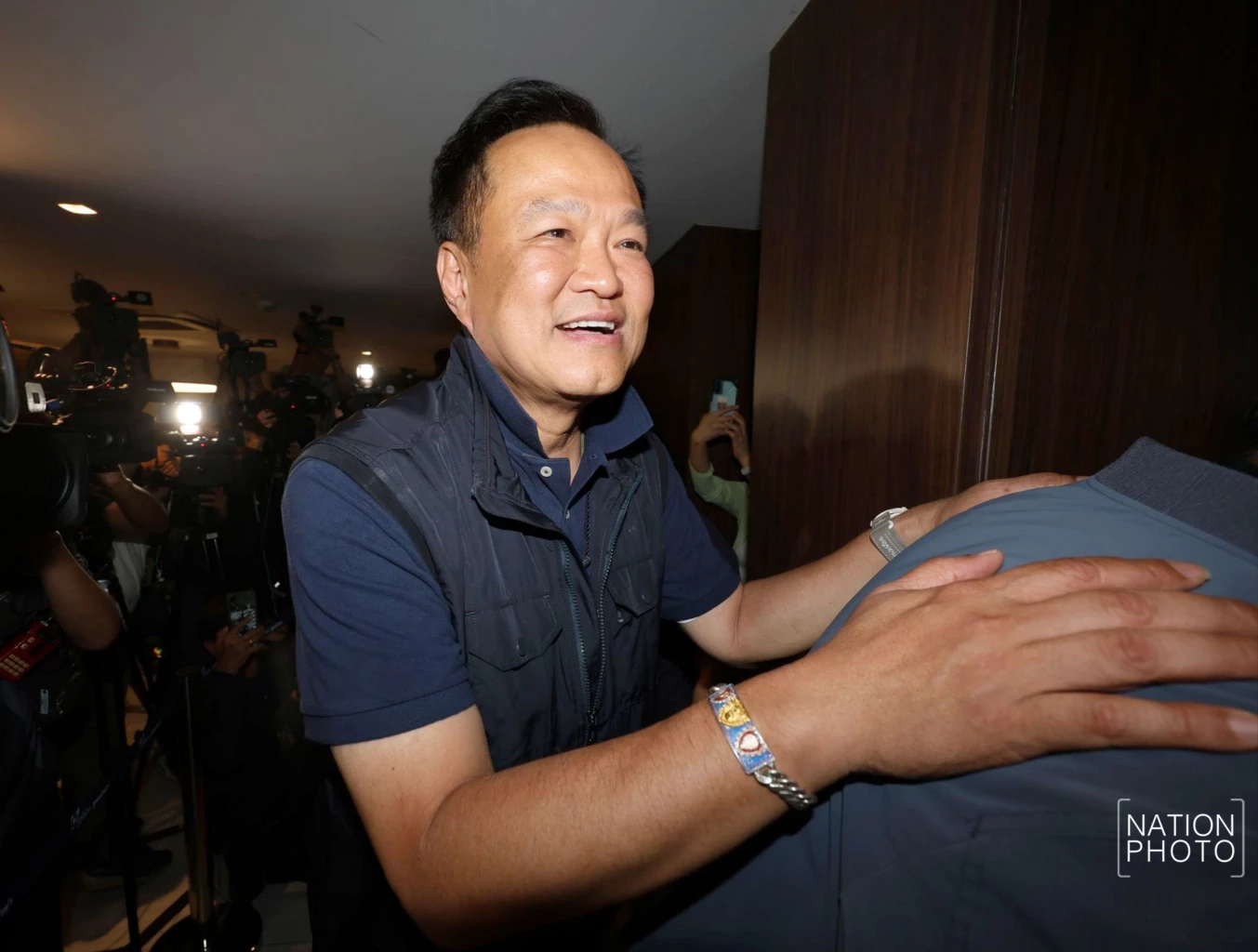 เปิดคลิป! "อนุทิน" โผกอด "ภรรยา" ยกมือไหว้ท่วมหัว ขอบคุณประชาชน ลุ้นคะแนนทะลุ 200 ที่นั่ง จับตาแถลงท่าที