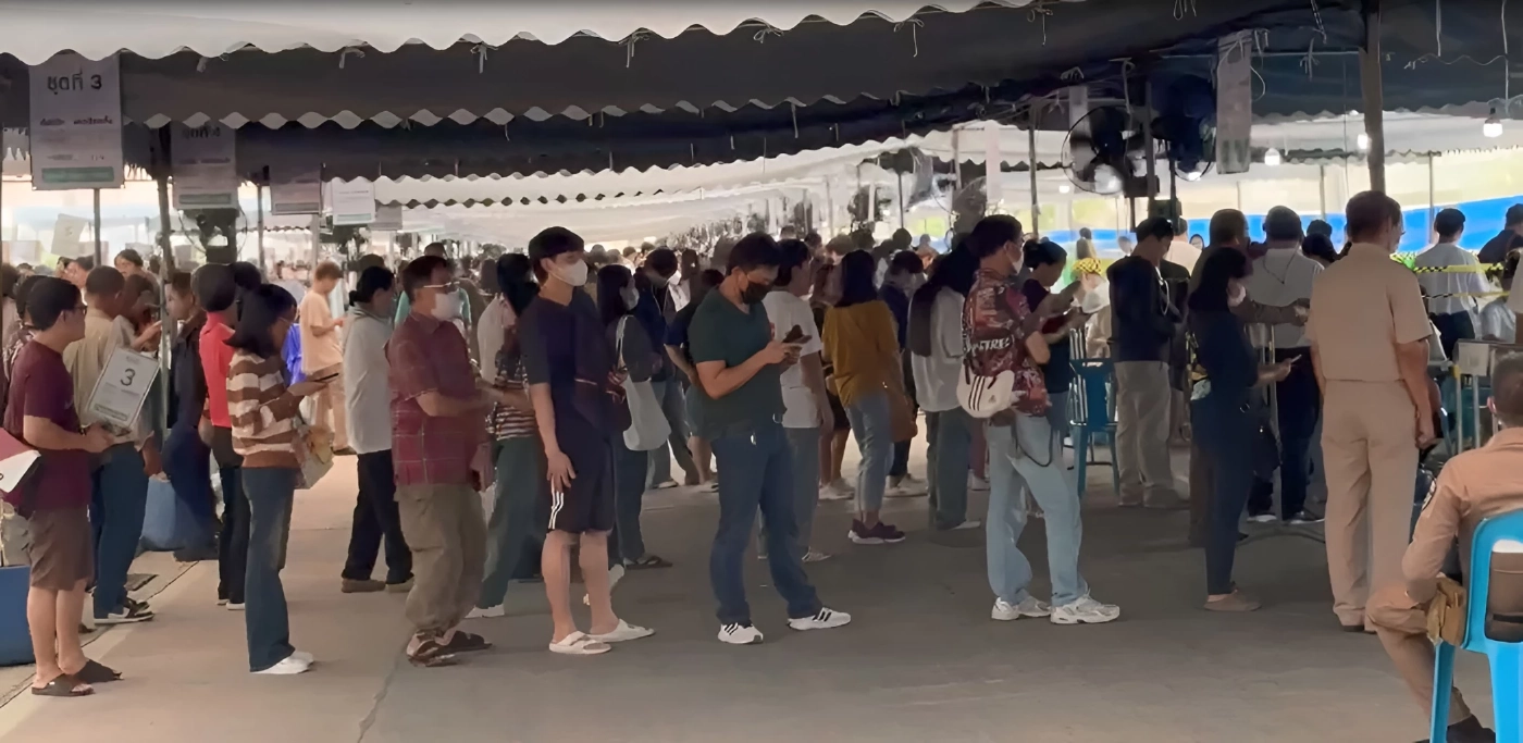 ปชช. แห่ใช้สิทธิ "เลือกตั้งล่วงหน้า" เขตบางนา คึกคัก (มีคลิป)