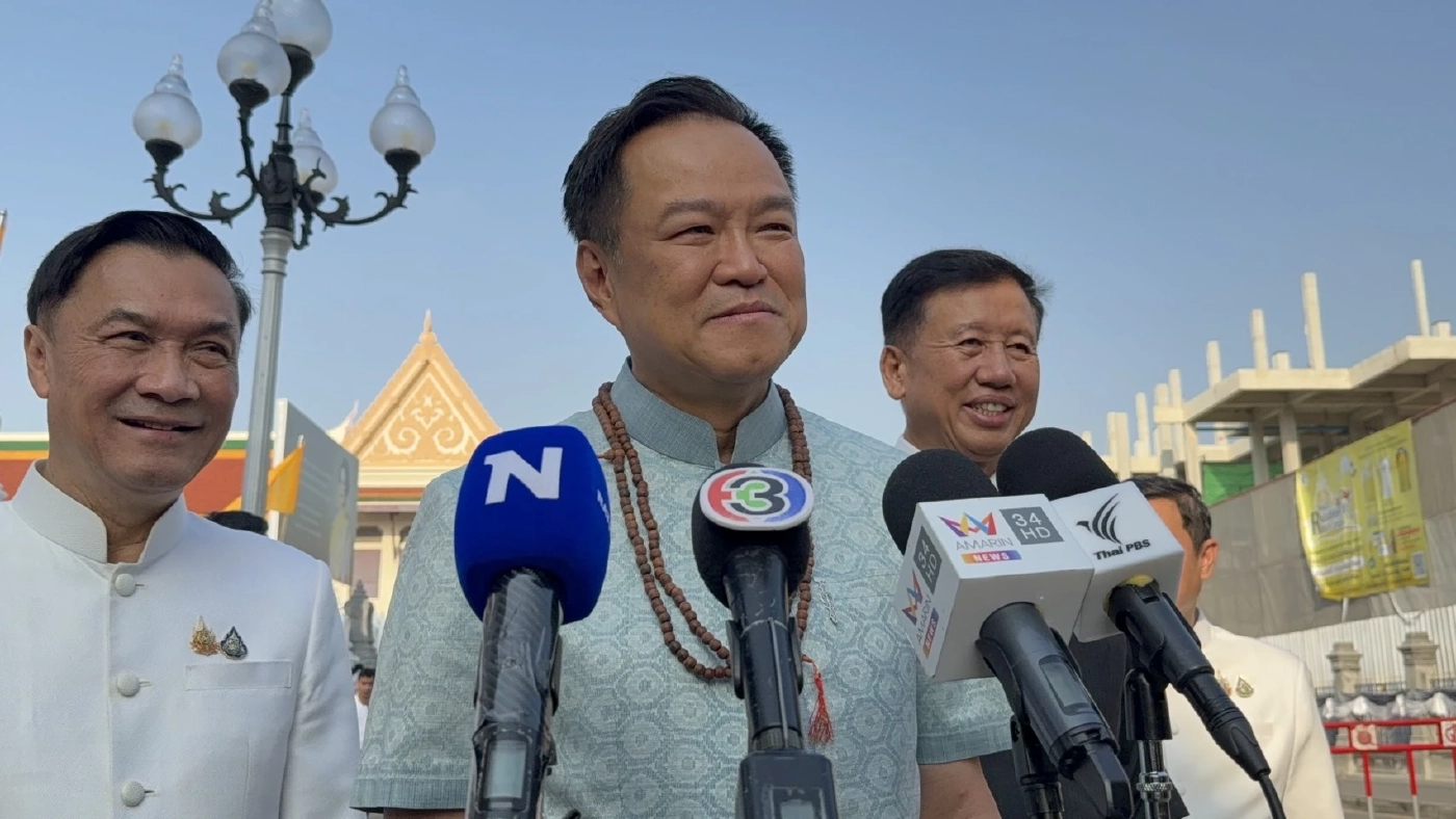 "นายกฯ" เข้าเฝ้า "สมเด็จพระสังฆราช" ขณะชาวบ้านให้ลูกประคำคล้องคอ บอกยังมีเวลาตัดสินใจเลือกใครร่วมรัฐบาล