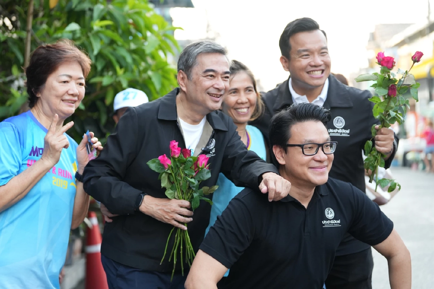 "อภิสิทธิ์" ควง "ทนายเปิ้ล" ขอคะแนนบางแคย้ำ ปชป.ทางเลือกปลอดภัย