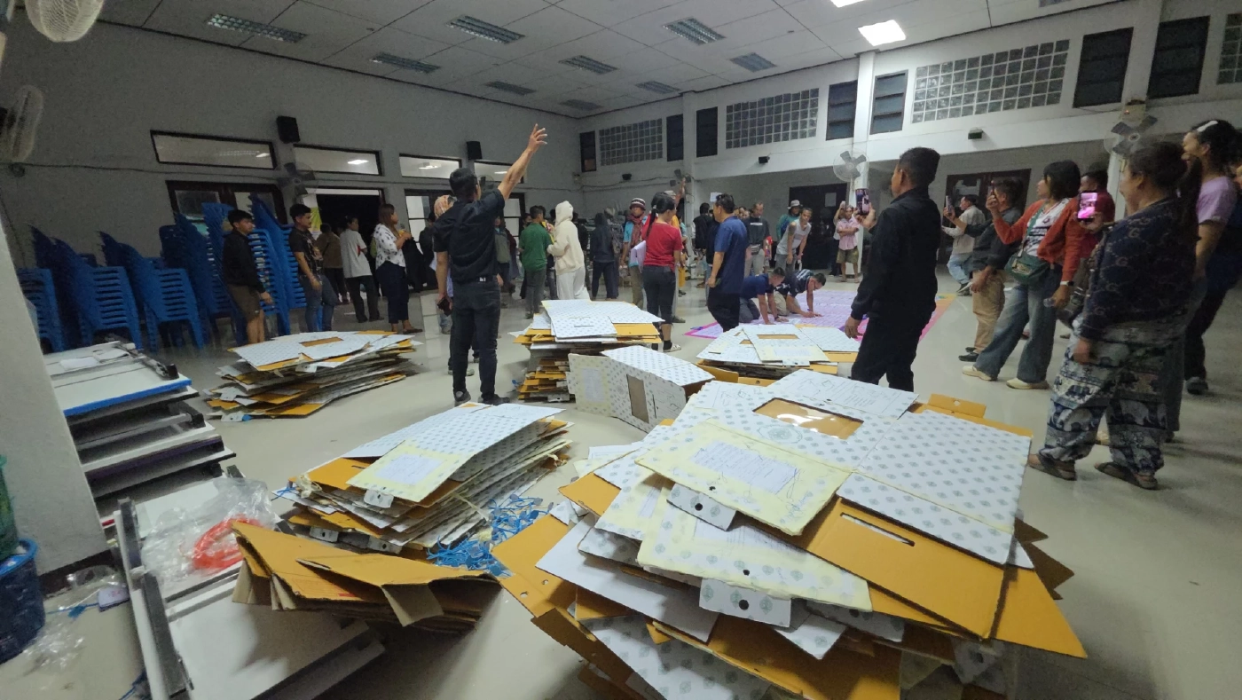 ชาวบ้านนับร้อยรวมตัวขอตรวจสอบคะแนนเขต 6 อุบลฯ