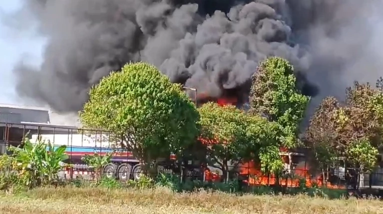 ระทึก! ไฟไหม้รถบรรทุกน้ำมัน 5 คัน ในปั๊ม มีผู้เสียชีวิต (คลิป)