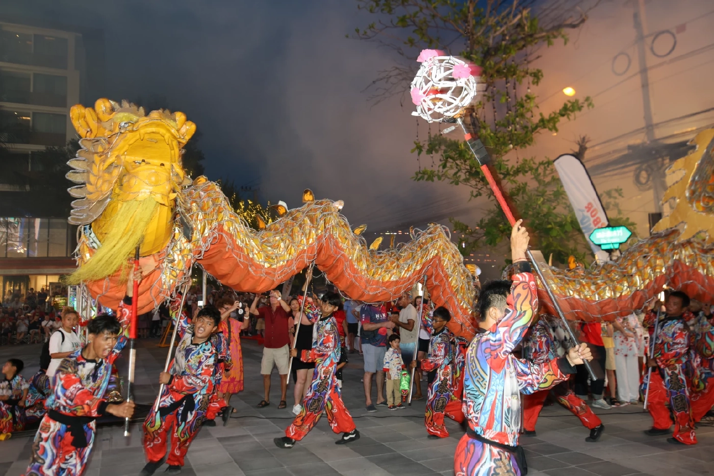 เปิดตรุษจีนหัวหินคึกคัก โชว์ ผัดซั่วหมี่มงคลกระทะยักษ์ เสริมเฮง