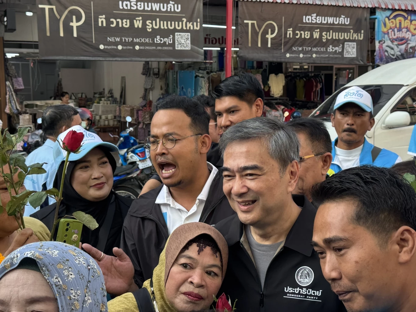 เฮ้เธอ! "จูรี" พา "อภิสิทธิ์" เดินกิมหยงขอคะแนนชาวหาดใหญ่