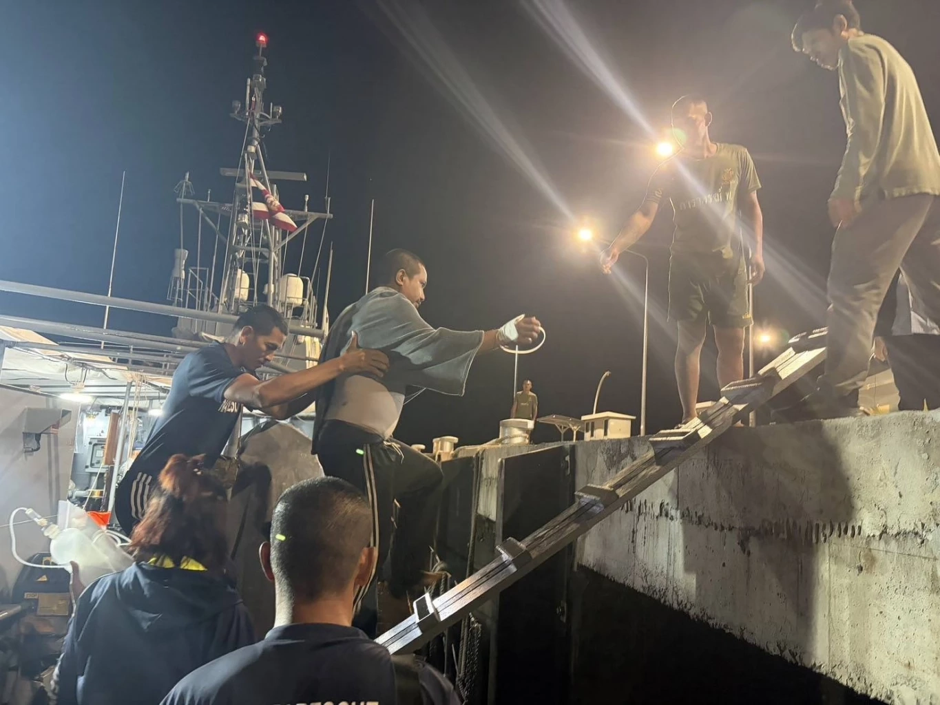 ทร.สกัดจับเรือประมงมาเลย์รุกล้ำน่านน้ำ “หลีเป๊ะ” ยันยิงข่มตามสัดส่วนหลังพยายามพุ่งชน