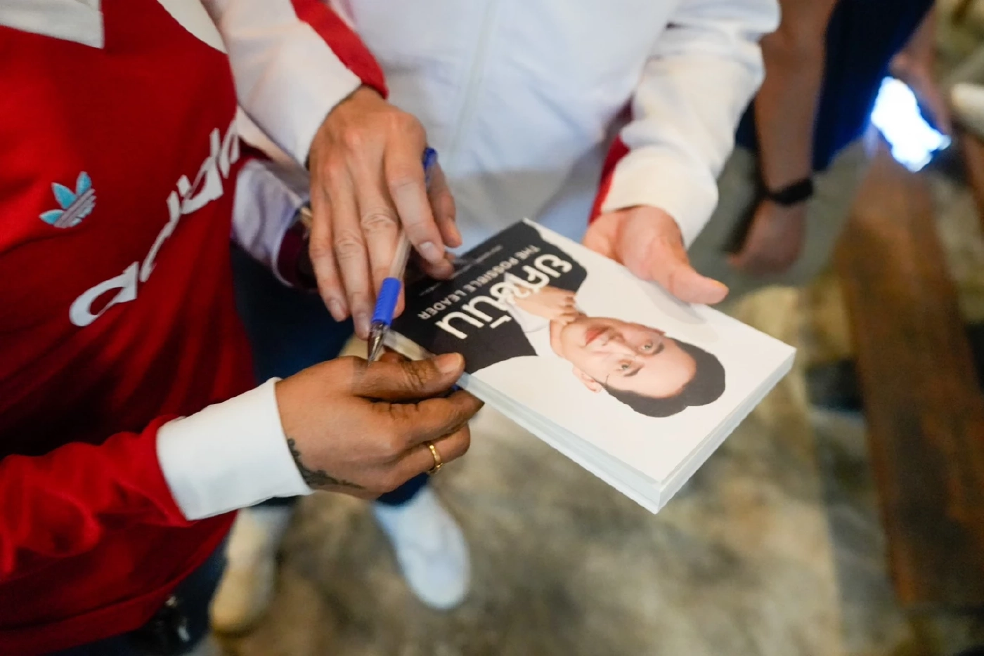 "ยศชนัน" ล้อมวงคุย "นักศึกษา ม.อุบลฯ" ลั่น คนอีสานต้องมีศักดิ์ศรี-เลิกโดนด้อยค่า กางแผนปั้นอุบลฯ