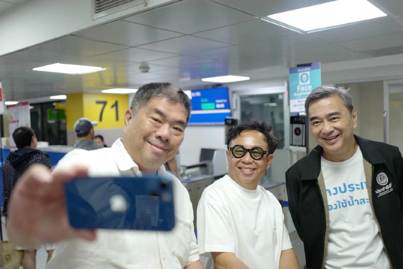 "อภิสิทธิ์" ลุย อ.ชะอวด ขอคะแนน - ยกนครศรีฯ โมเดล: กระแสฝ่ากระสุน