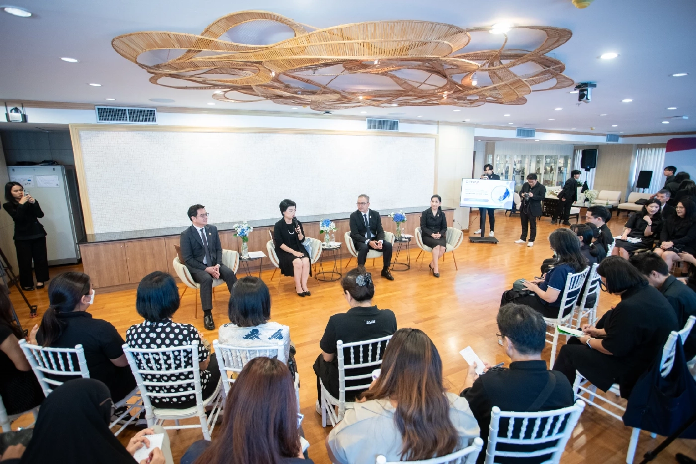 พาณิชย์หนุนผู้ประกอบการบุกตลาดโลก สร้างมูลค่า 1.42 แสนล้าน