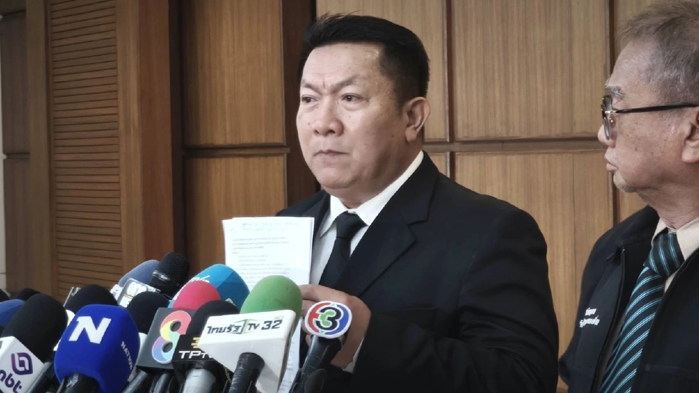 "ทนายอั๋น" จุดเทียนไขถามหาความสว่างหน้า กกต. หลังผ่านเลือกตั้งมาแล้ว 8 วัน