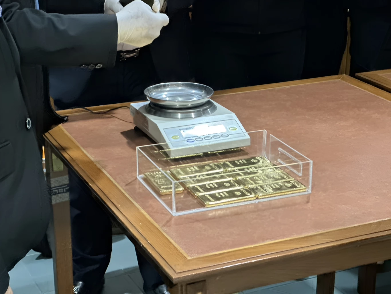 ป.ป.ช. ส่งมอบ "ทองคำแท่ง" 1.5 พันล้าน คดี "อดีตอธิบดีกรมสรรพากร" ร่ำรวยผิดปกติให้ ตกเป็นของแผ่นดิน (มีคลิป)