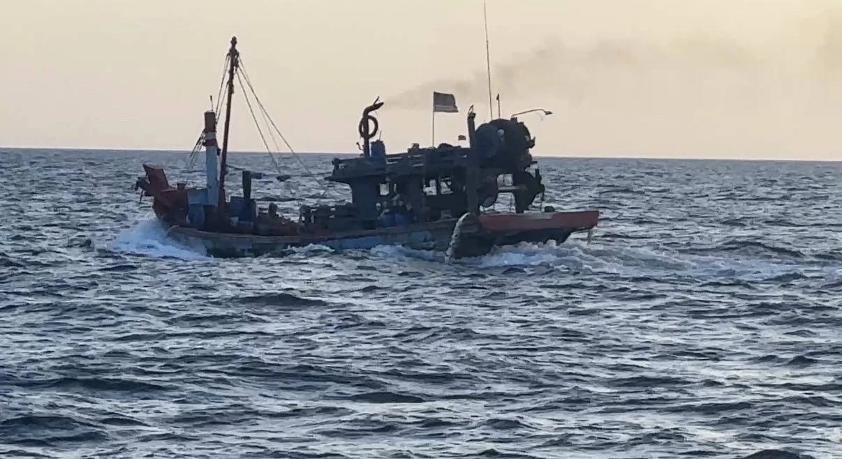 ทร.สกัดจับเรือประมงมาเลย์รุกล้ำน่านน้ำ “หลีเป๊ะ” ยันยิงข่มตามสัดส่วนหลังพยายามพุ่งชน