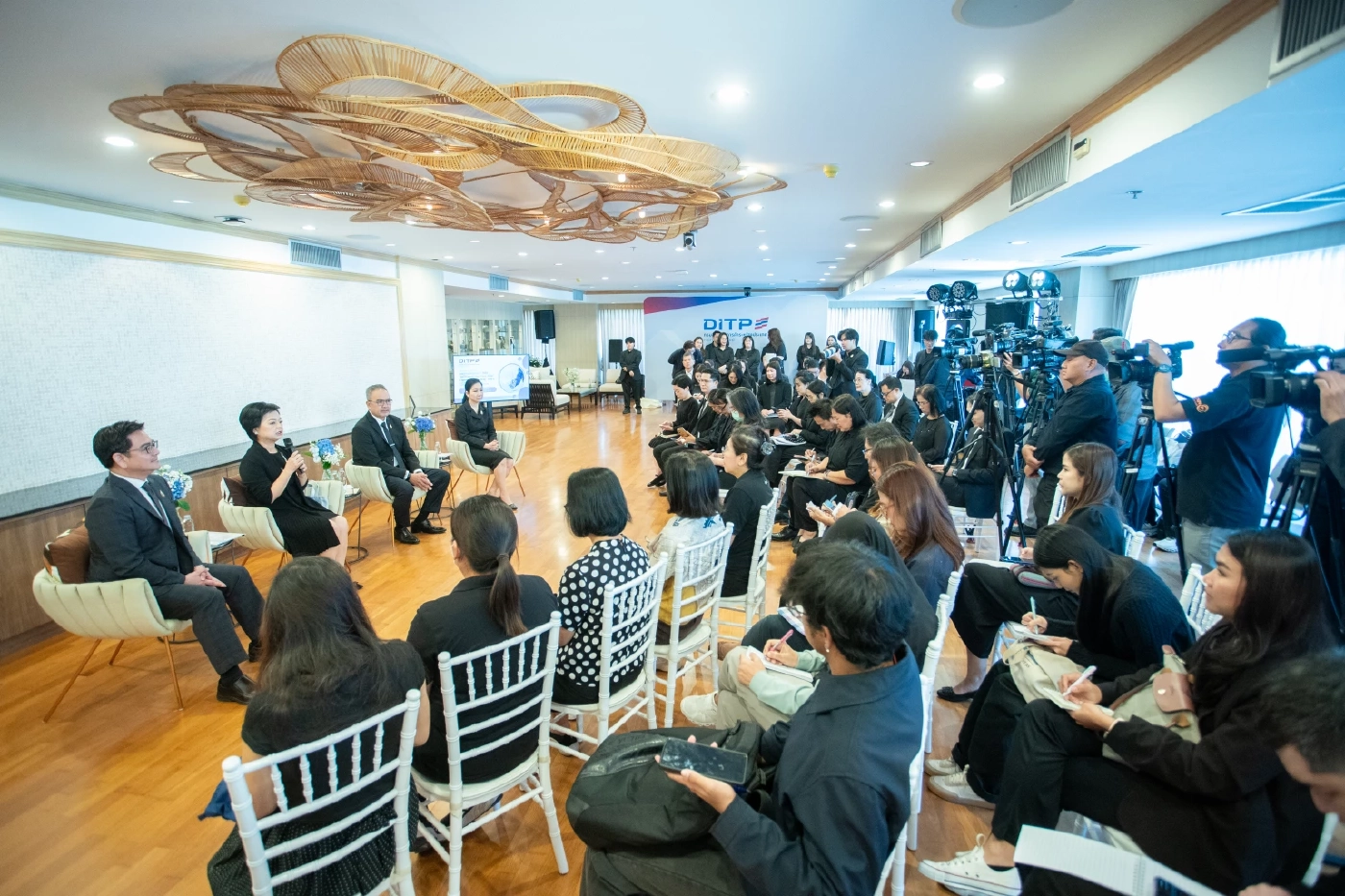 พาณิชย์หนุนผู้ประกอบการบุกตลาดโลก สร้างมูลค่า 1.42 แสนล้าน