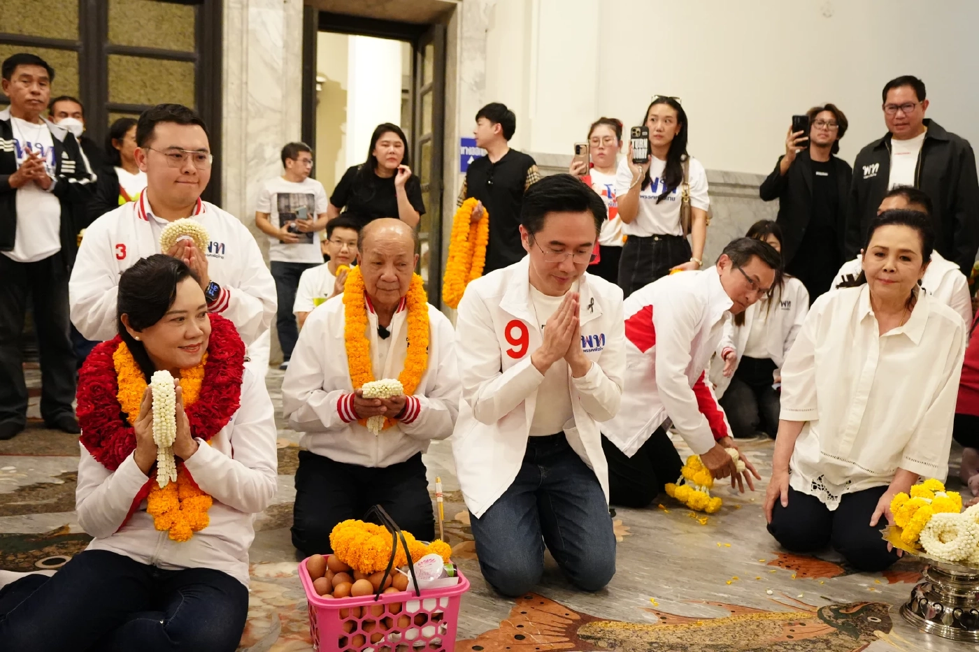 “ยศชนัน” นำผู้สมัครฉะเชิงเทรา สักการะหลวงพ่อโสธร เอาฤกษ์เอาชัย