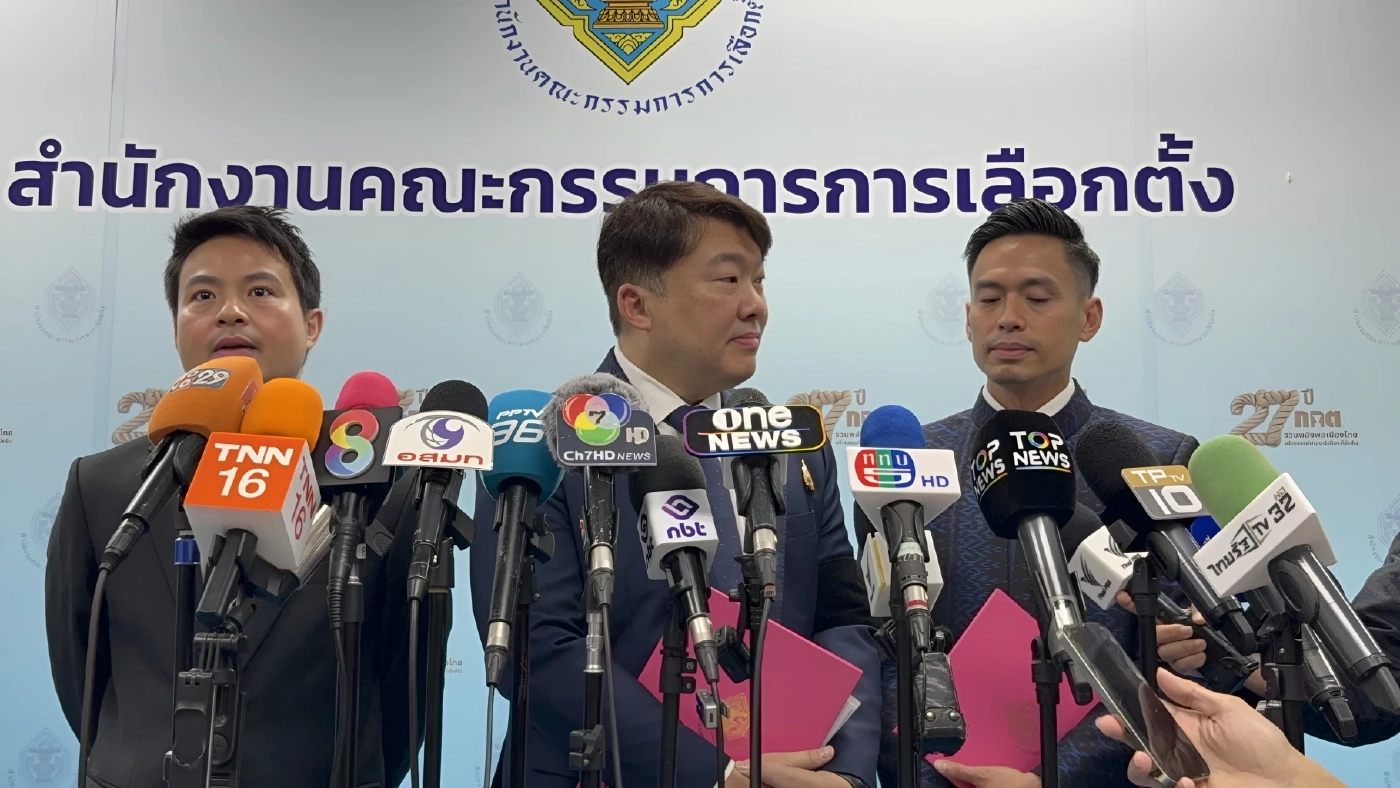 3 หนุ่ม ภูมิใจไทย "โต้ง-แบด-แชมป์" รับหนังสือรับรองจาก กกต.