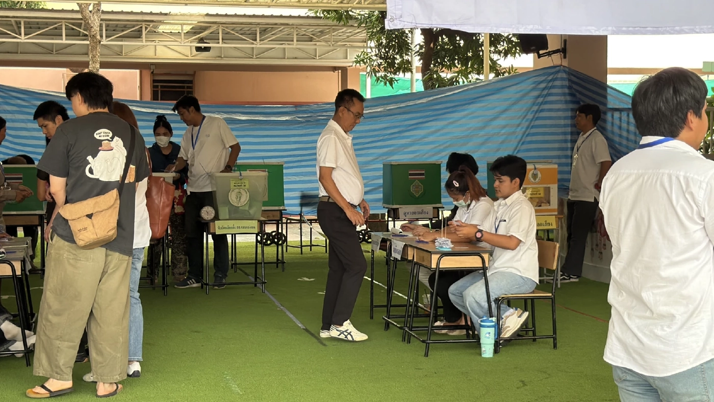 อสส. ขี่สกู๊ตเตอร์เข้าคูหา ชวนประชาชนร่วมกำหนดทิศทางประเทศ