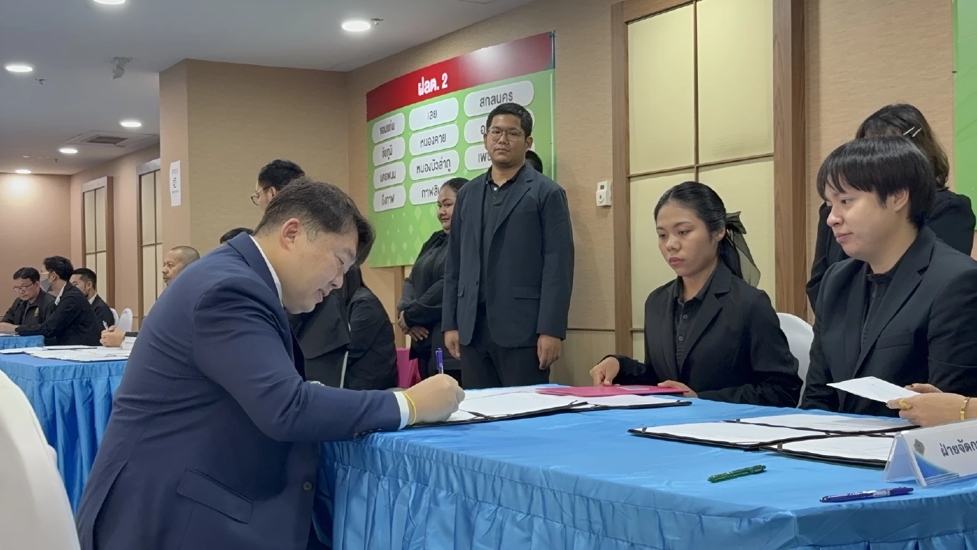 3 หนุ่ม ภูมิใจไทย "โต้ง-แบด-แชมป์" รับหนังสือรับรองจาก กกต.