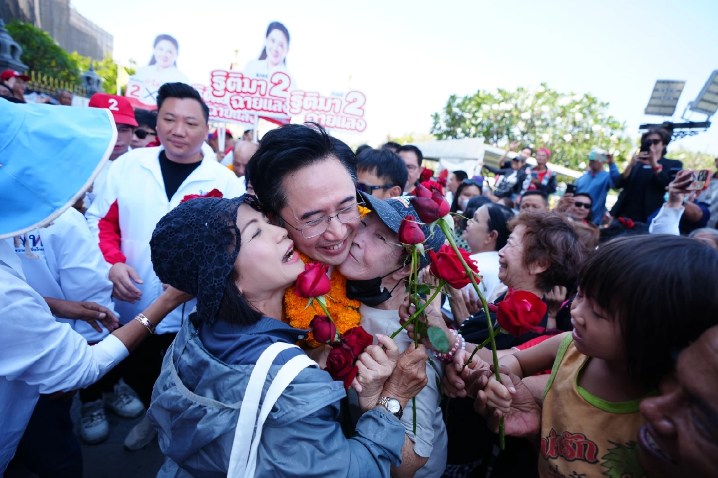 “ยศชนัน” นำผู้สมัครฉะเชิงเทรา สักการะหลวงพ่อโสธร เอาฤกษ์เอาชัย