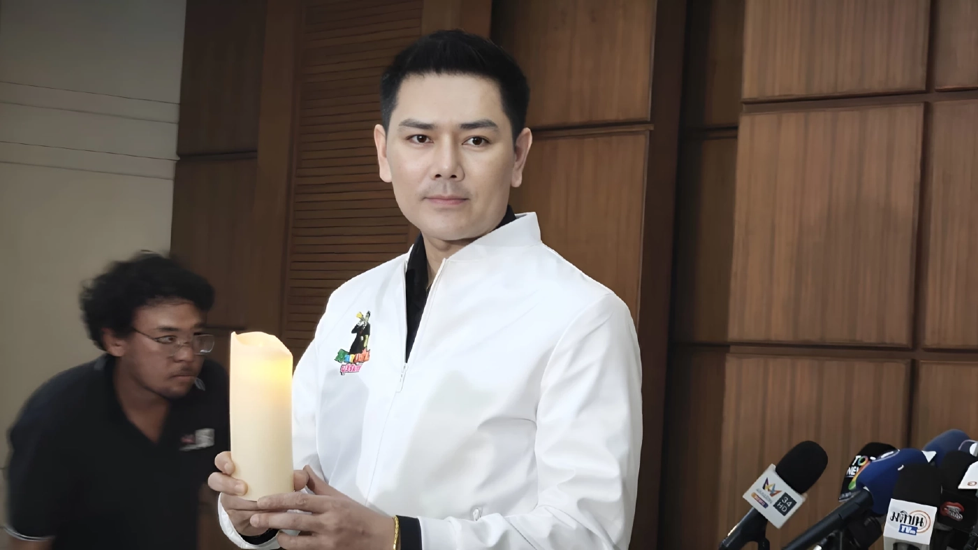 "ทนายอั๋น" จุดเทียนไขถามหาความสว่างหน้า กกต. หลังผ่านเลือกตั้งมาแล้ว 8 วัน