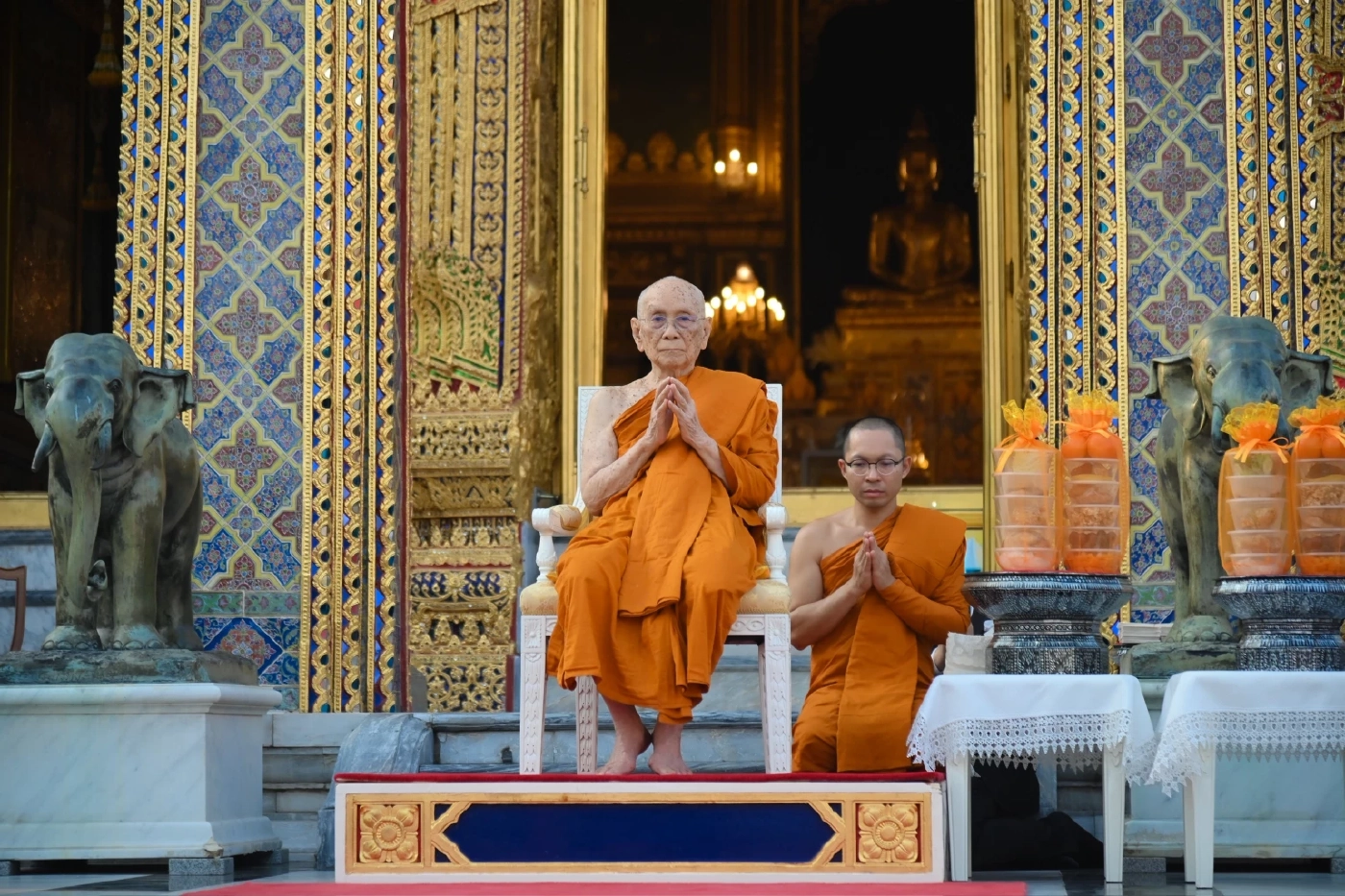 "นายกฯ" เข้าเฝ้า "สมเด็จพระสังฆราช" ขณะชาวบ้านให้ลูกประคำคล้องคอ บอกยังมีเวลาตัดสินใจเลือกใครร่วมรัฐบาล