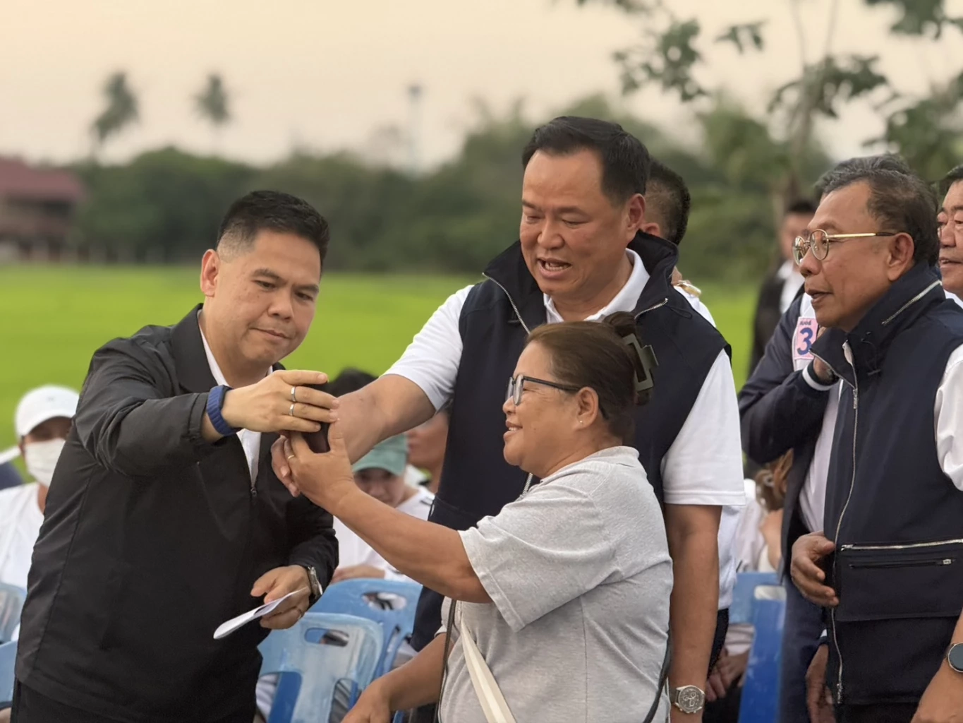 "อนุทิน" นำทัพใหญ่ถึงถิ่น "สุพรรณฯ" อ้อนขอคะแนน เมินกระแส "ภูมิใจไทย" แผ่วปลาย