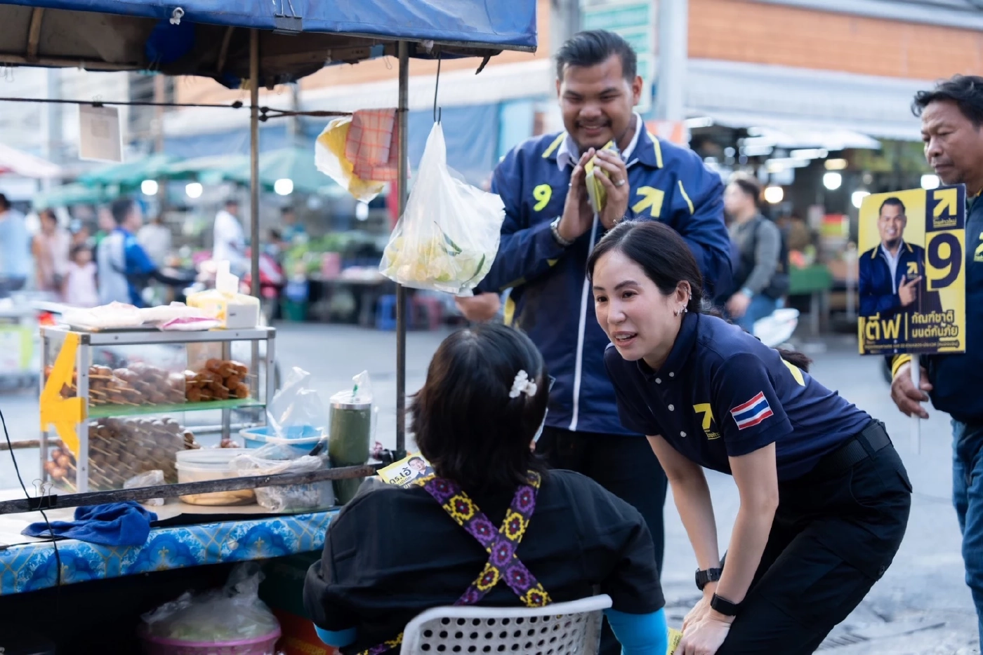 "ไทยก้าวใหม่" ลงพื้นที่หาเสียงตลาดยงเจริญพร้อมฟังปัญหาปากท้อง
