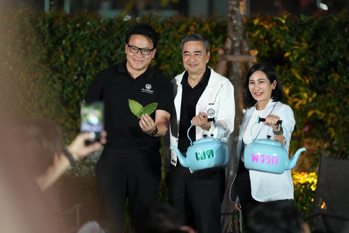 ''อภิสิทธิ์'' ชี้ถ้าจะเลือกยุทธศาสตร์ให้เลือก ''ฟ้า''