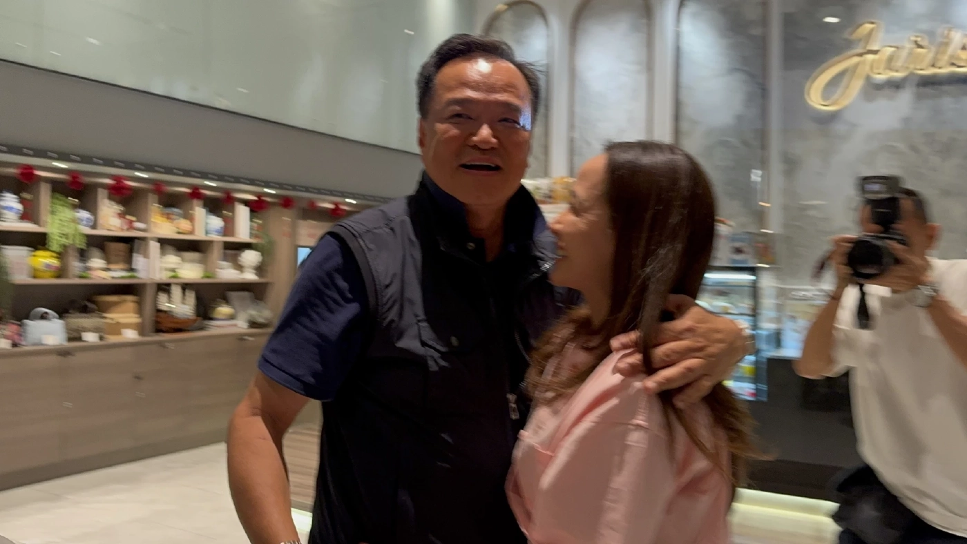 เปิดคลิป! "อนุทิน" โผกอด "ภรรยา" ยกมือไหว้ท่วมหัว ขอบคุณประชาชน ลุ้นคะแนนทะลุ 200 ที่นั่ง จับตาแถลงท่าที