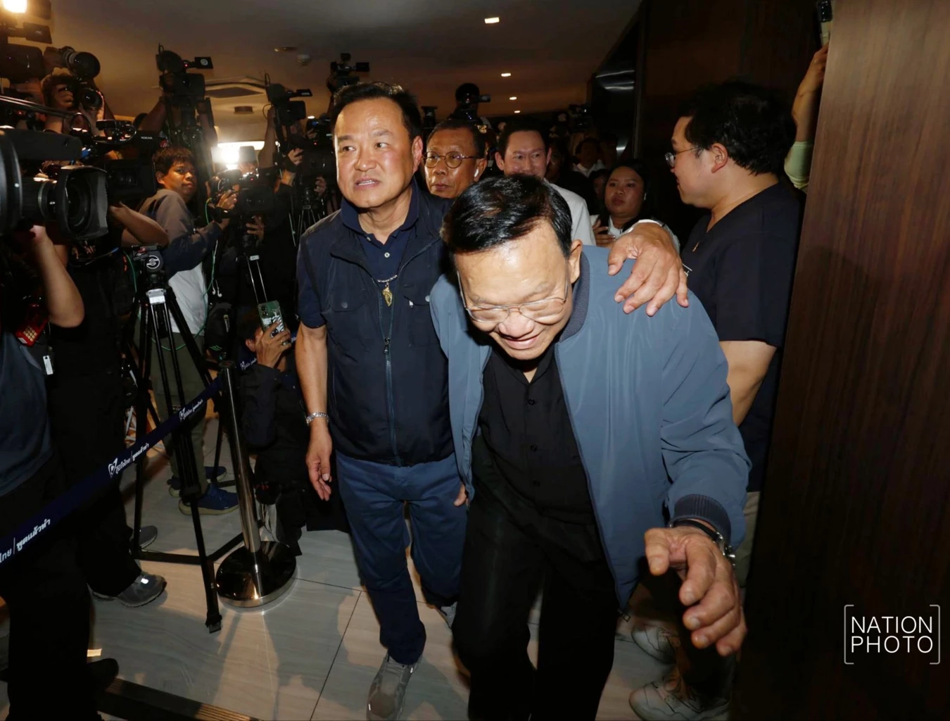 เปิดคลิป! "อนุทิน" โผกอด "ภรรยา" ยกมือไหว้ท่วมหัว ขอบคุณประชาชน ลุ้นคะแนนทะลุ 200 ที่นั่ง จับตาแถลงท่าที