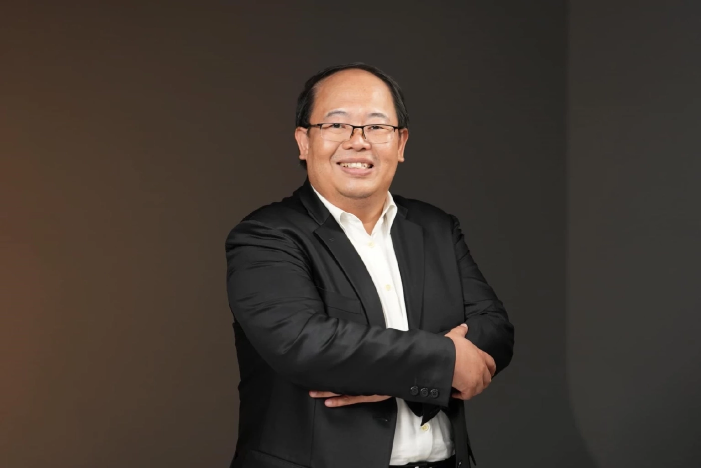 รศ.ดร.ยุทธพร อิสรชัย อาจารย์ด้านรัฐศาสตร์ จากมหาวิทยาลัยสุโขทัยธรรมาธิราช