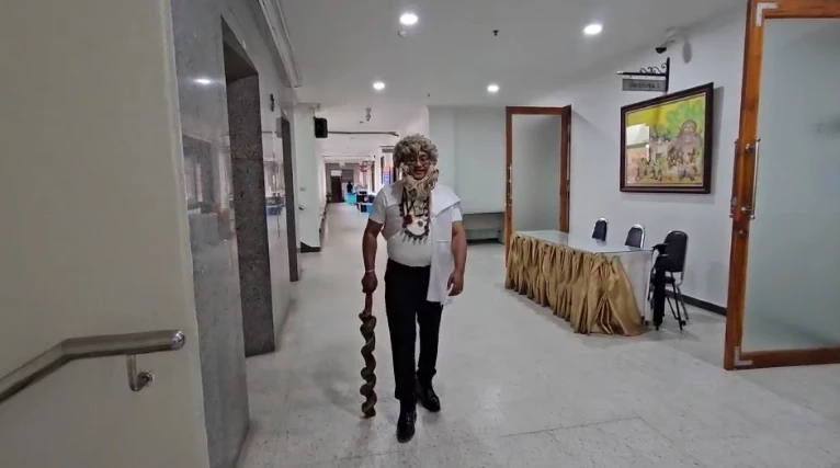 ผู้ว่าฯร้อยเอ็ด แต่งชุด “มหาเวสสันดร” ประชุมเตรียมงานบุญผะเหวด