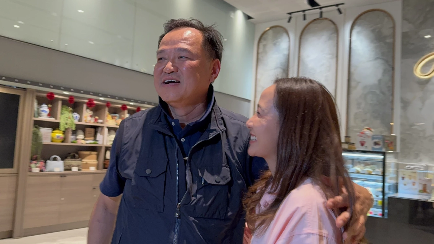 เปิดคลิป! "อนุทิน" โผกอด "ภรรยา" ยกมือไหว้ท่วมหัว ขอบคุณประชาชน ลุ้นคะแนนทะลุ 200 ที่นั่ง จับตาแถลงท่าที