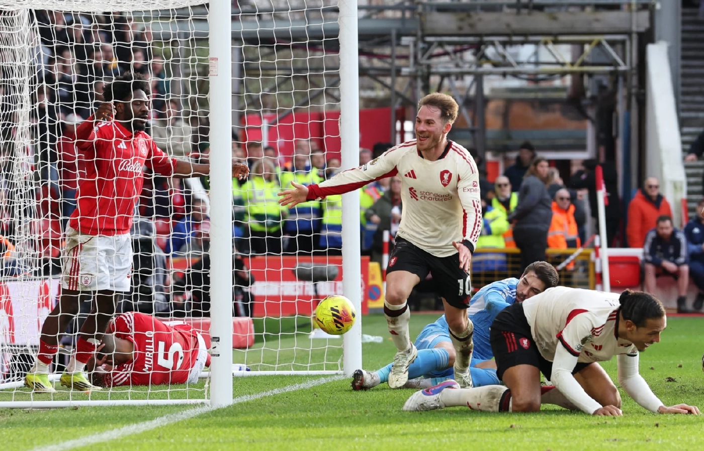 สรุปผล พรีเมียร์ลีก: "เอเซ่" ร่างทองพาปืนใหญ่ขยี้สเปอร์ส, "แม็ค อัลลิสเตอร์" ฮีโร่หงส์ซัดชัยนาทีบาป