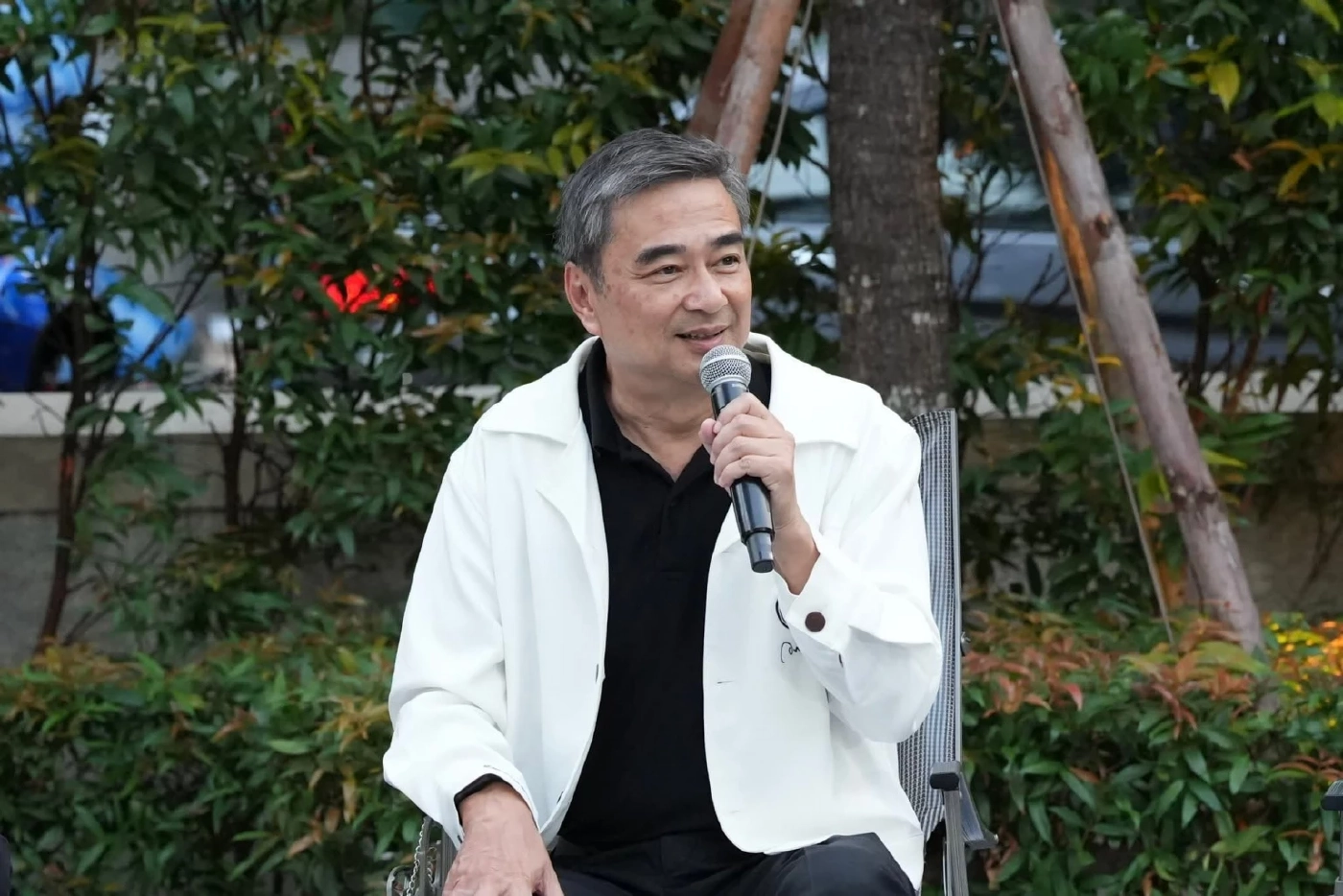 ''อภิสิทธิ์'' ชี้ถ้าจะเลือกยุทธศาสตร์ให้เลือก ''ฟ้า''