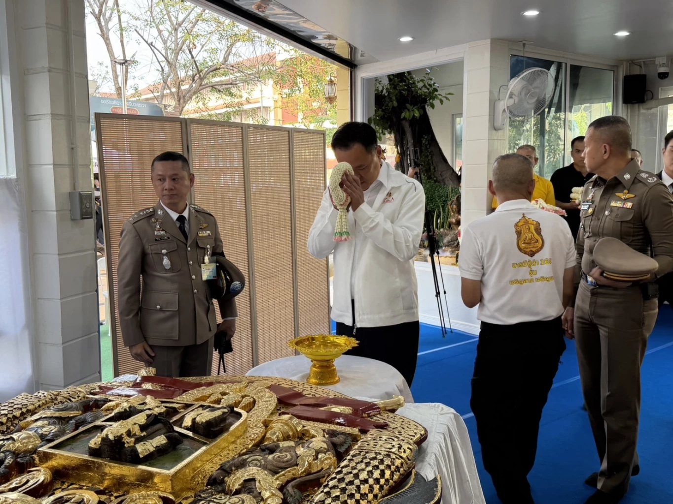 "อนุทิน” สักการะ “ตราแผ่นดิน – หลวงปู่ดำ” เสริมพลัง ก่อนตั้งรัฐบาล